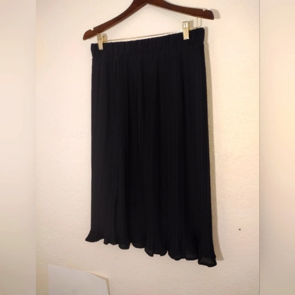 Pleione Elegant Black Pleated Midi Skirt